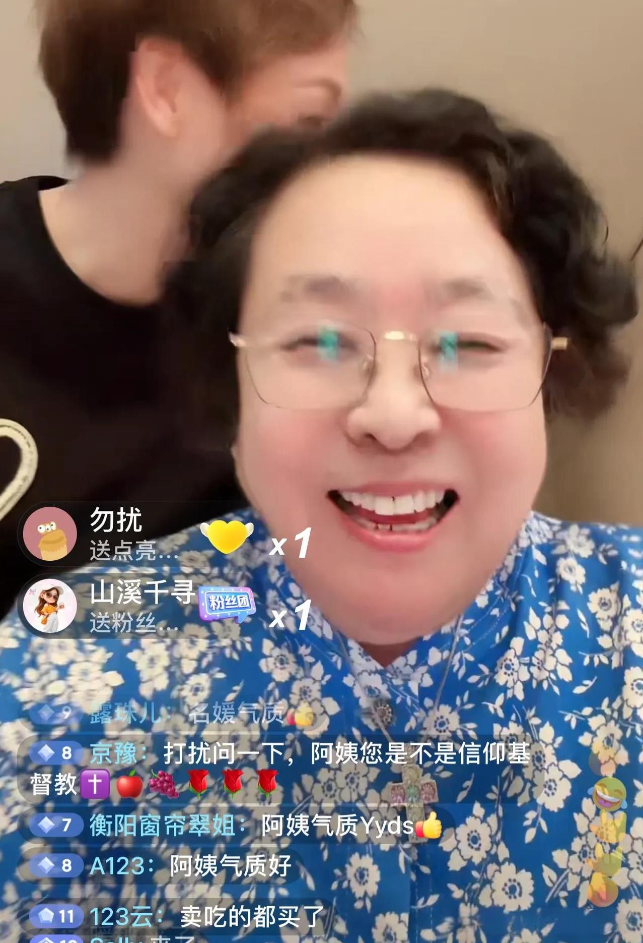 洋洋妈又出来直播了！老太太特逗、别看讲起话来温温柔柔的，怼起洋洋来毫不留情[捂脸