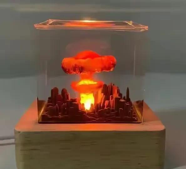 蘑菇云小夜灯，太有才了
苍天大地啊，这是哪位设计大师啊，也太有才了，居然设计出如