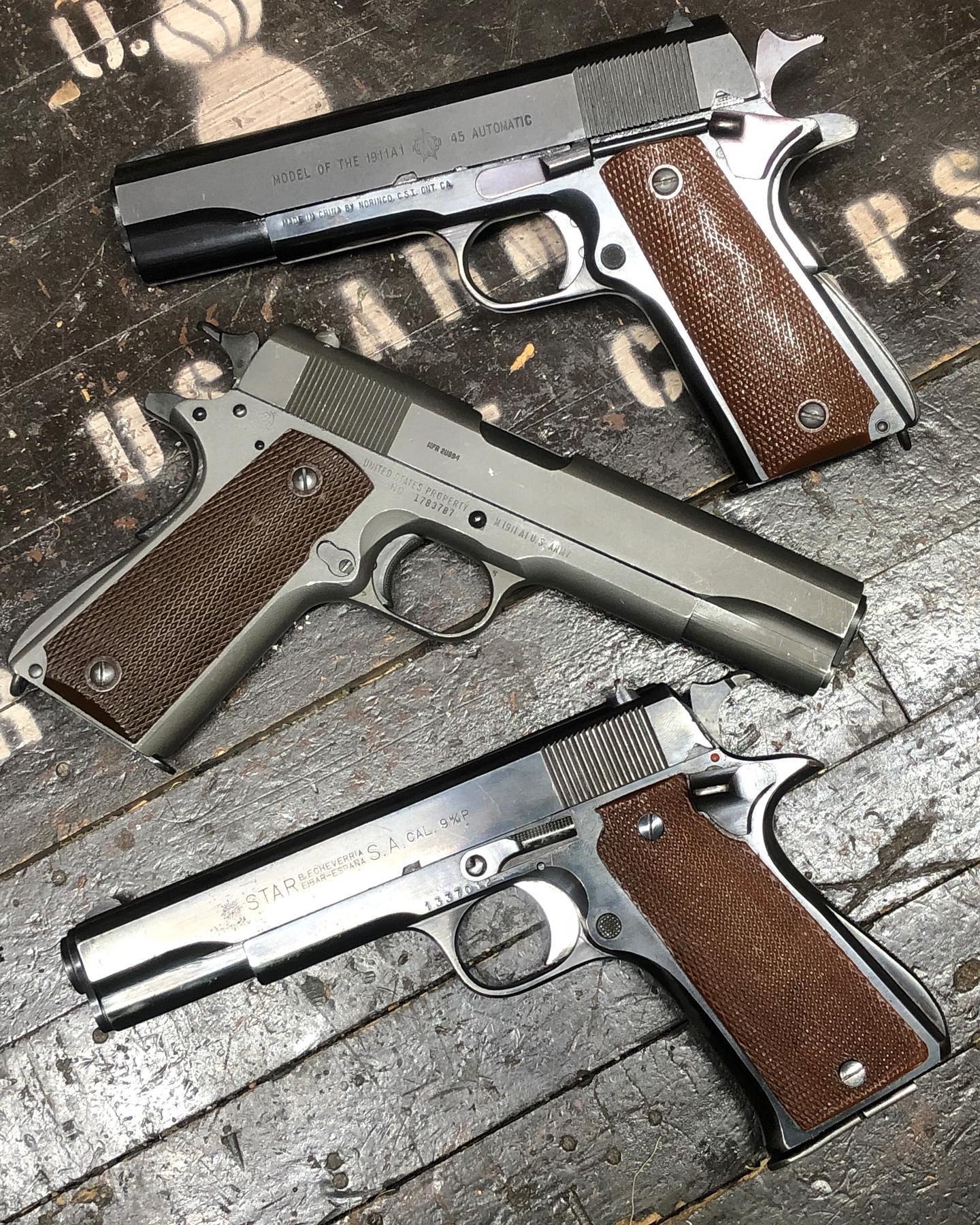 这把1911A1是中国北方工业公司生产的一款半自动手枪，它仿制自美国的柯尔特M1