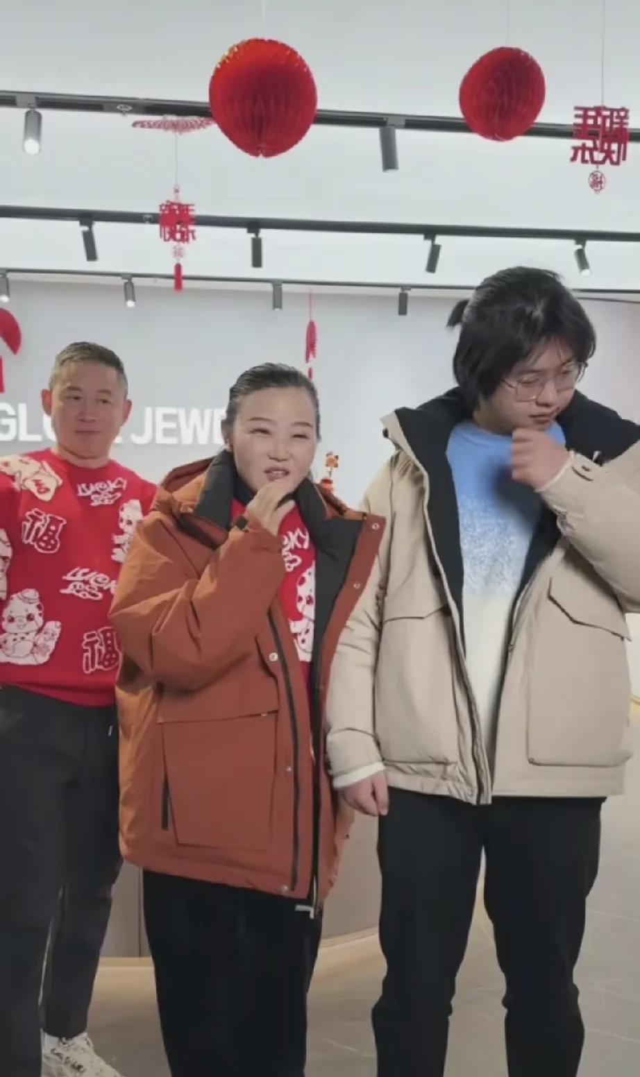 谢浩男与父亲的亲情，与孙卓父子截然不同！

谢父会表达爱意，拥抱、亲吻儿子，