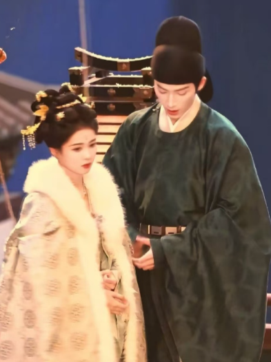 唐宫奇案小分队好有梗！王星越抱起白鹿百米冲刺超稳，一喊开始就全力狂奔，戏里双强搭