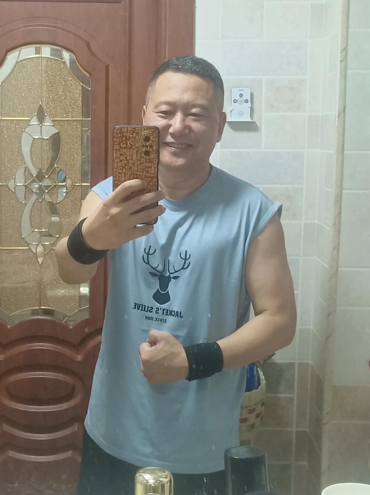 炎炎夏日锻炼日常：今天力量训练俯卧撑30*6组、负重深蹲25*6组、哑铃弯举20