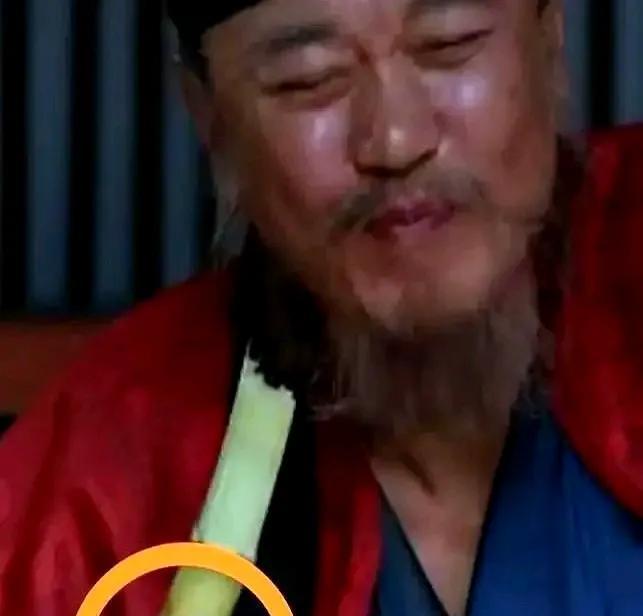 何刺史这是有多么爱吃甘蔗啊！《长安的荔枝》里何刺史出场就拿着根长甘蔗啃来啃去，连