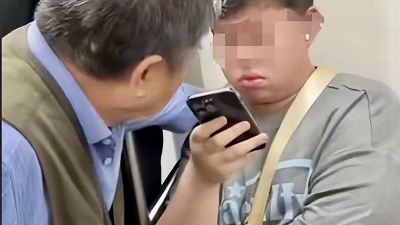 83岁老人拽人强索座，正脸曝光引全网热议