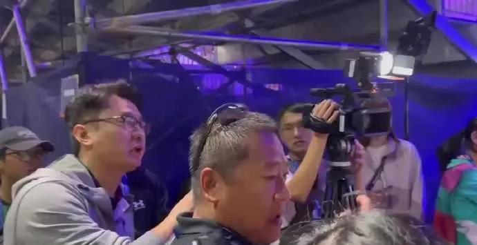 跆拳道队夺银，竟有选手举含“台独”内容贺电，台方人员还嚣张推挤中方，绝不容忍！