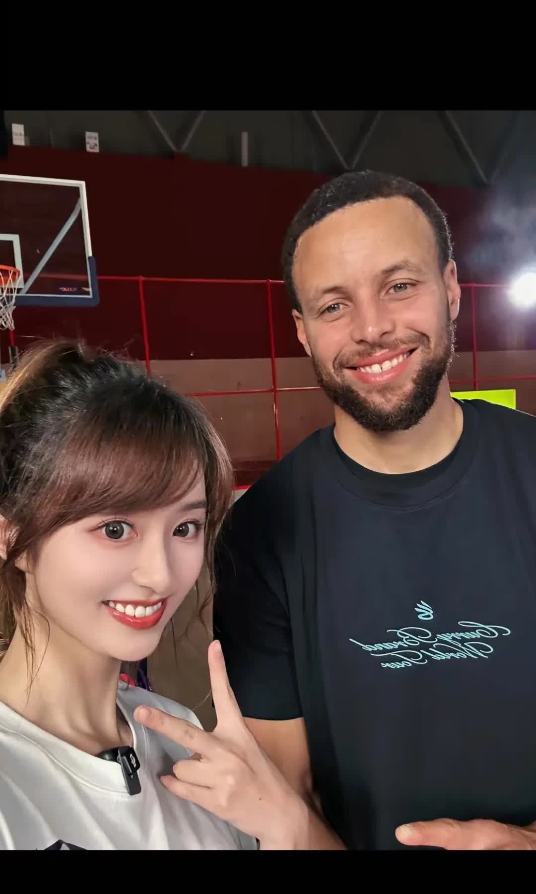 小七这下高兴了！
库里中国行，解说员小七终于可以跟偶像库里合照了，
小七一直