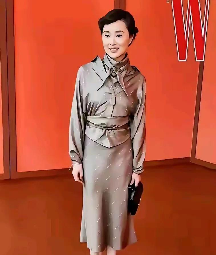 她人美心善演技精湛，从头到脚完美无暇，但衣品真是堪忧，说不出来的别扭！