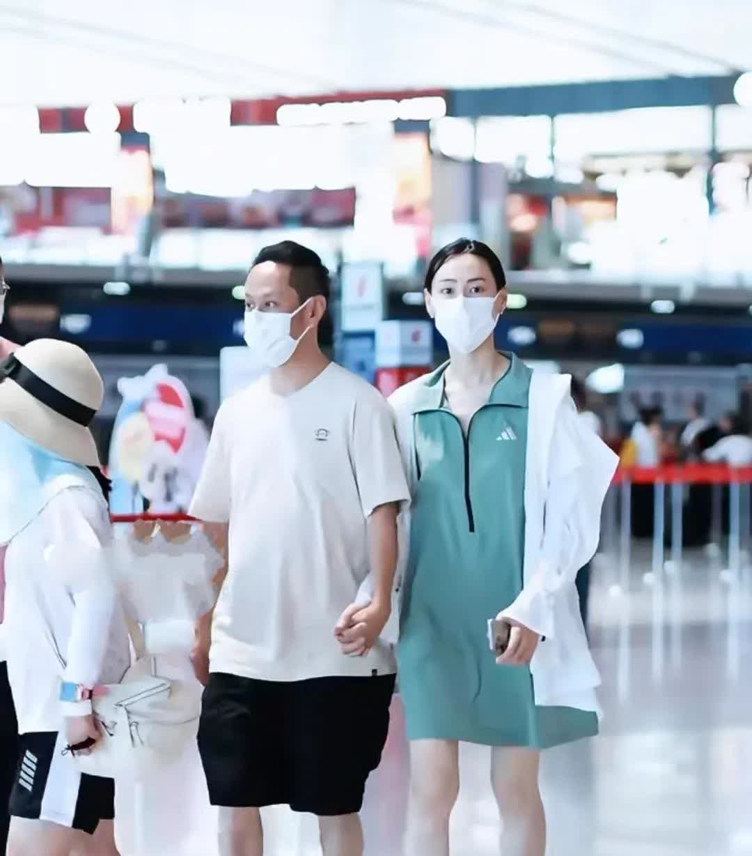 梁洛施跟新男友牵手被拍！


她出道很久了，19岁就给李家生三个娃，好多人