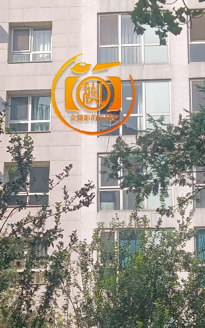 #于朦胧# 
此楼楼长表示是于朦胧！看图中正在拿尺子量！应该是调查侦破中！