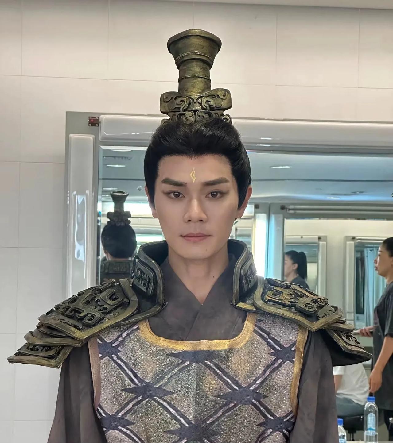 不愧为央视
是知道如何利用
曹骏这张俊俏的脸的
我以为他饰演越王勾践
结果他饰演