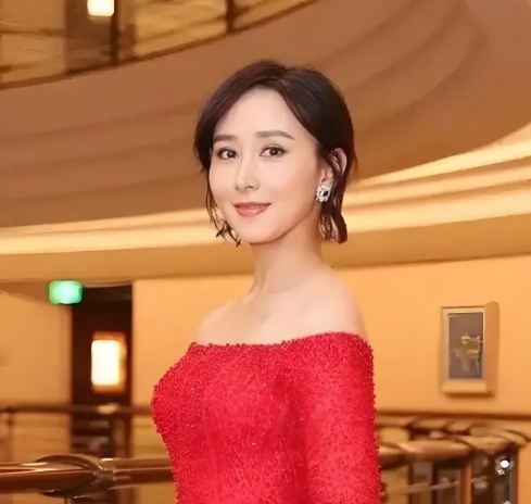 胡静说，刚进朱家时，吃完饭，我放下碗要离开，婆婆说：你把你的碗洗了。

我心里很