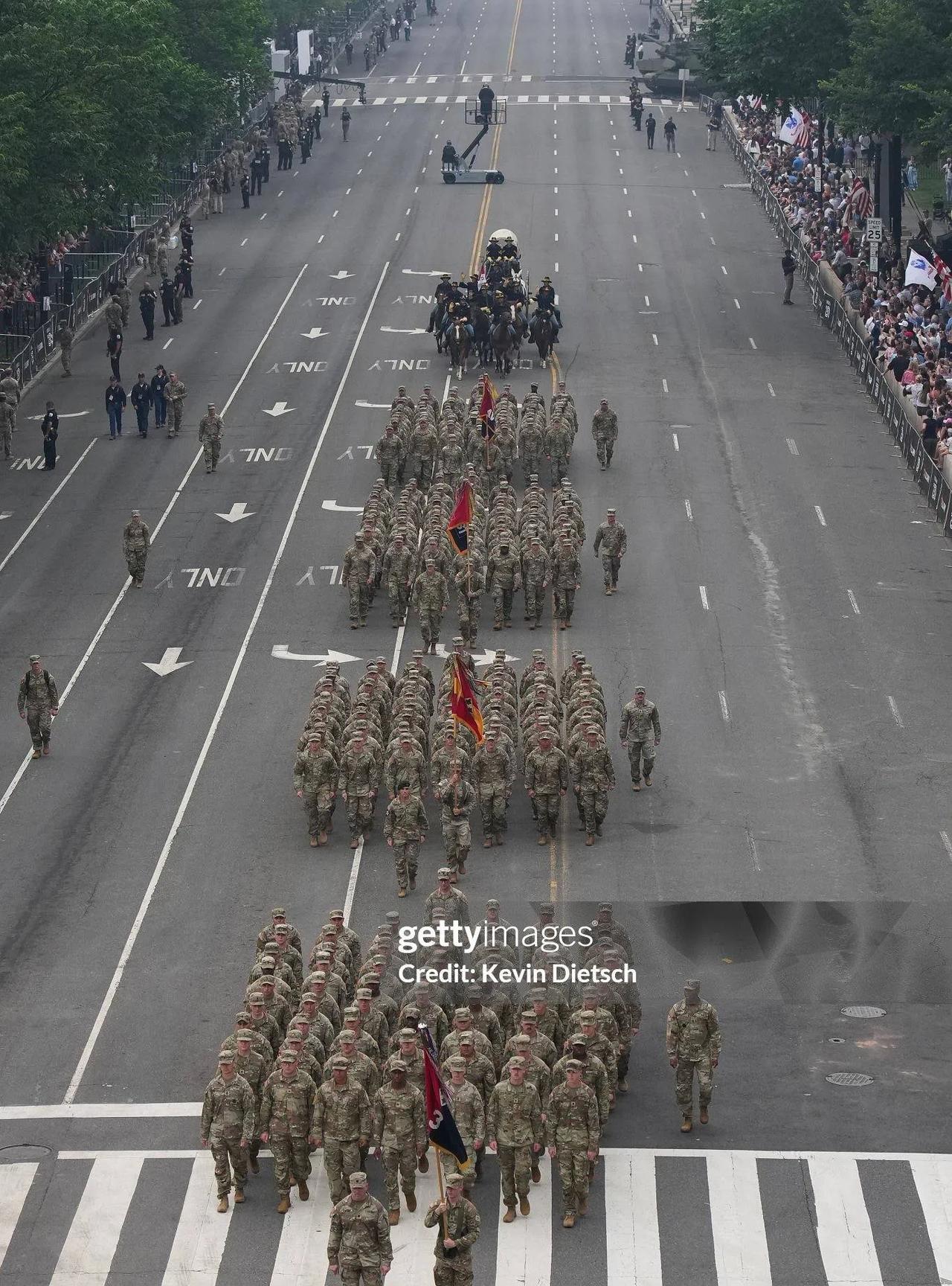 美国陆军成立250周年阅兵式，于当地时间6月14日在华盛顿举行。
本次阅兵式上，