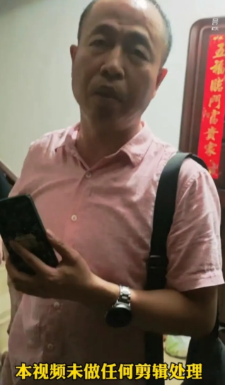 举报武大杨某论文造假的博主被帽子叔叔找上门，但是现场却漏洞百出。

且不说不穿制