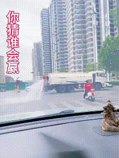 你猜谁赢了？
这是洒水师傅不小心把水弄到环卫师傅身上了？还是俩老顽童抢着干活争执