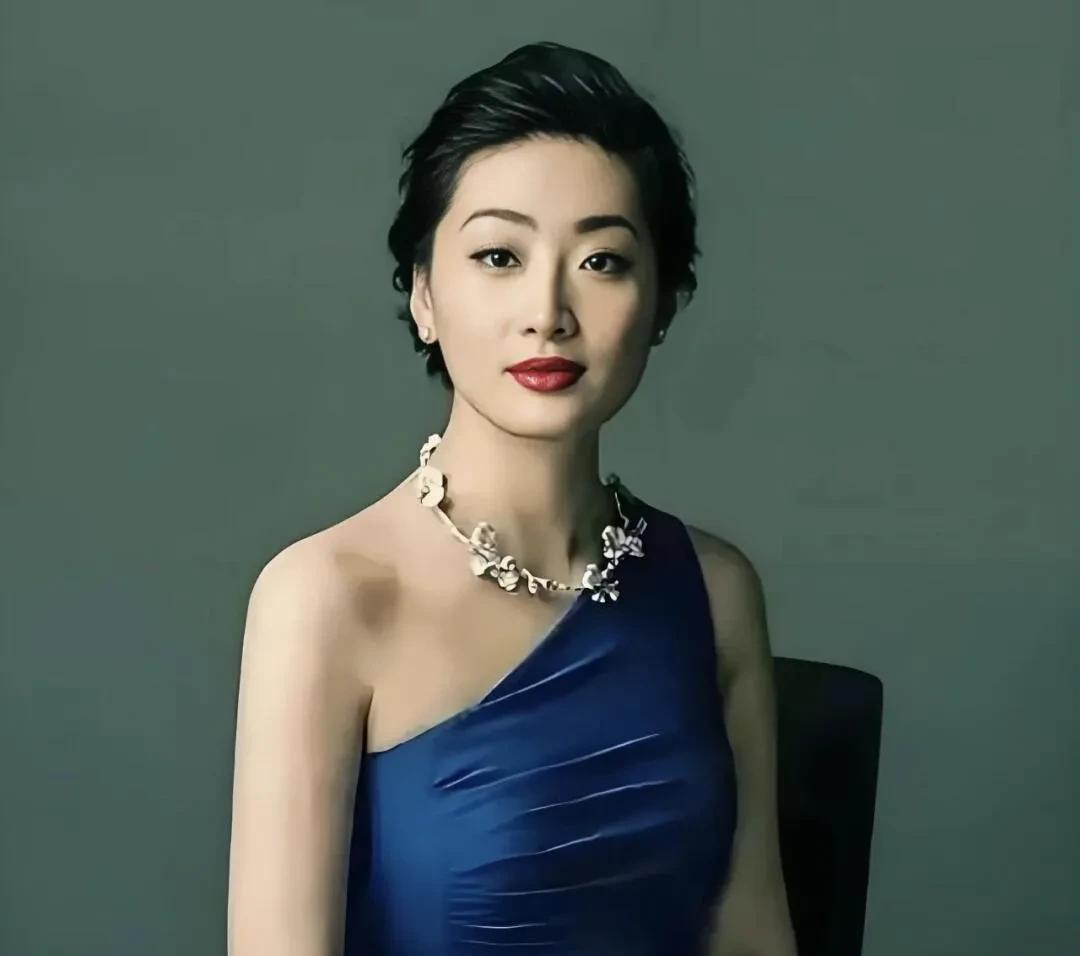 宗馥莉这事，大家为啥这么上心？
说白了，就是看不得一个姑娘受委屈。爹当年整出些糊