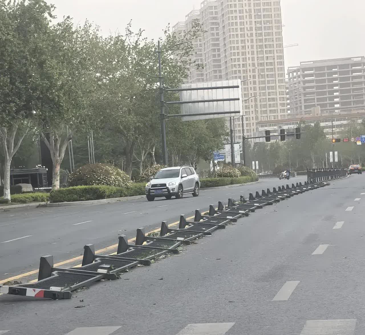 今天出来考试了
25人的考场缺考5人
看来都是真爱
就冲今天这么大的风

