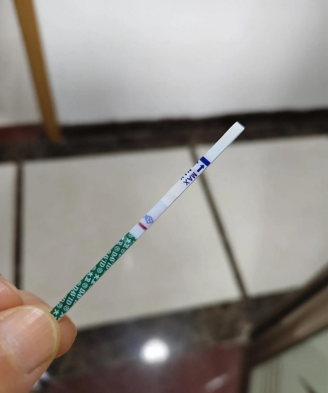 昨天晚上，我和老公一起去药店买早孕检测试条。
到了药店门口，老公让我自己去买。他