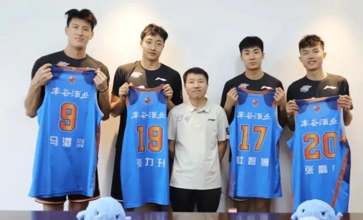 四川签约4名大学生球员，开局不是练习写字，而是让球迷打退堂鼓
四川队上赛季就任凭