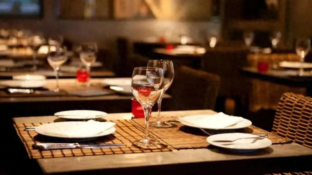 从排队两小时，到关店跑路：集体阵亡的米其林餐厅，被“穷鬼套餐”打趴了