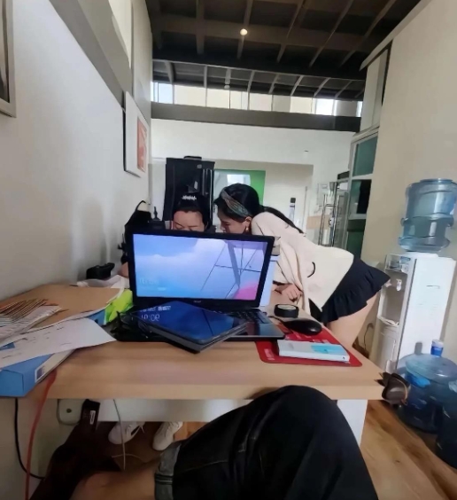是不是不该看？或者说直接走开？