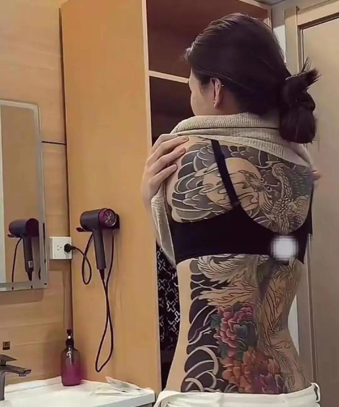 这样的身体还算很美吗？女孩子真的要自重自爱，确实满身纹身气势不减，年轻时觉得是一