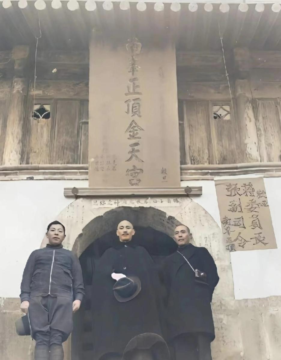 在1936年，事变发生之前，张陪同蒋游览华山，那时蒋的笑意或许尚未察觉到即将到来
