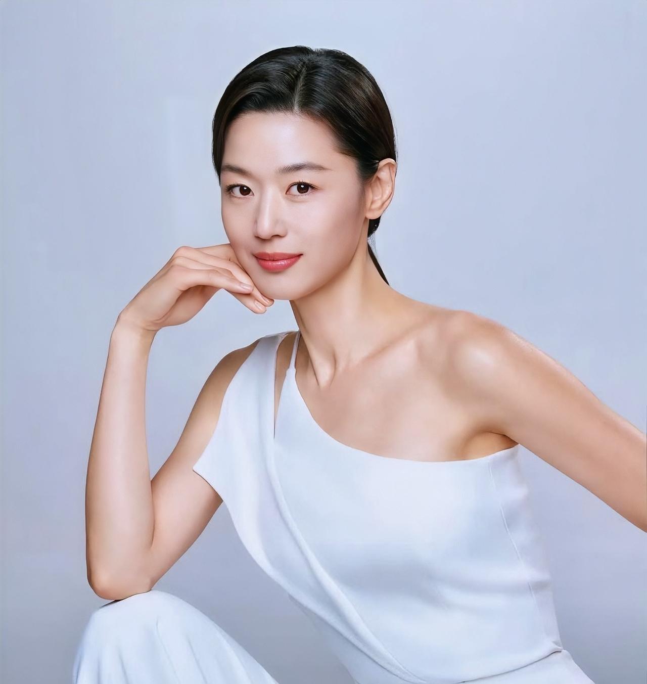 现在终于明白为什么全智贤有恃无恐了！
不是因为她不想要中国的市场了，
而是因为这