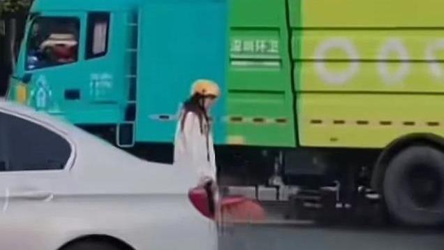 外卖女骑手送餐时情绪失控, 车流中崩溃哭喊! 疑因车被拖走又被投诉