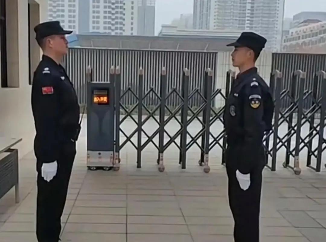 昨天晚上下了班洗了个澡，看看天气比较凉快就出去转了一圈，结果走到隔壁出小区时候，