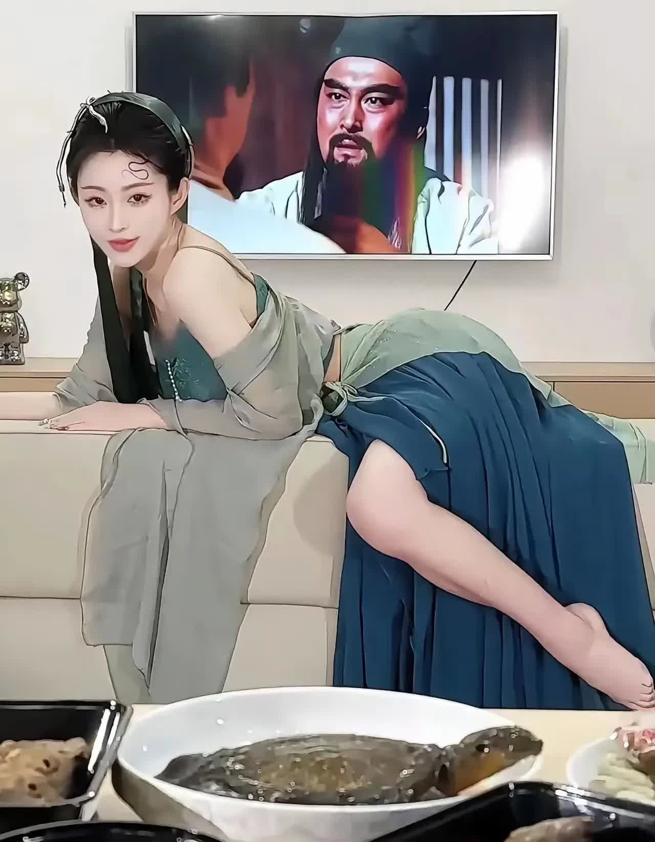 宀盖头为房，意指为房中日女。女子，在吃人的封建时代，本来就是男权家族制社会的公共