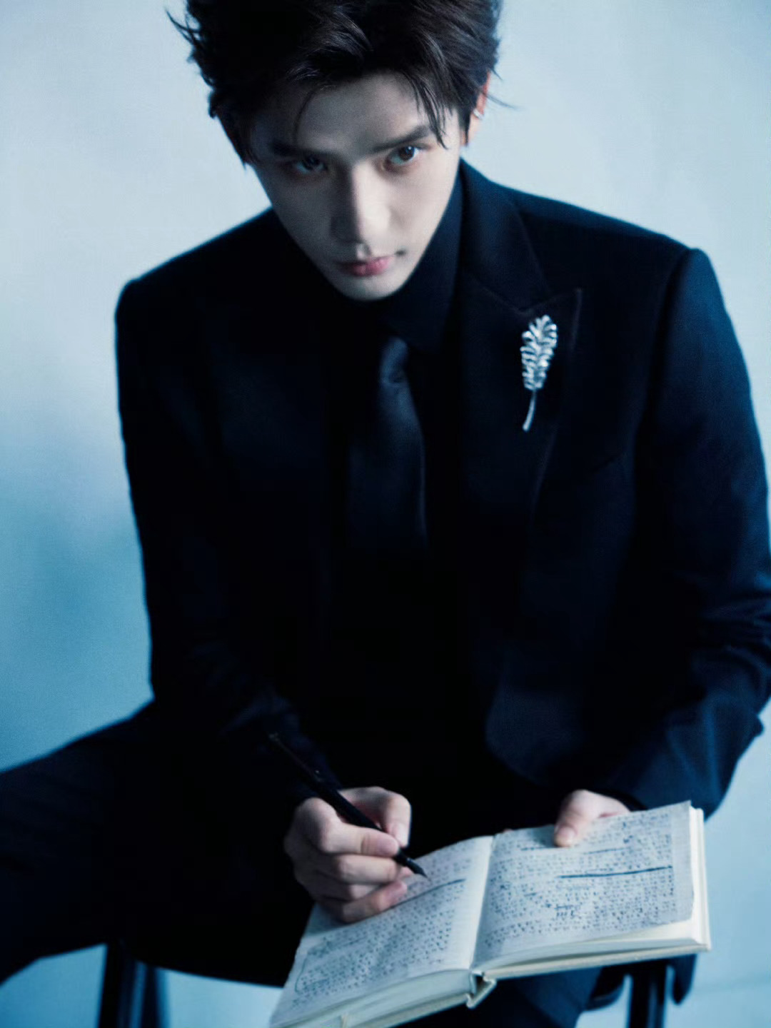 王安宇 贵气拿捏！全黑西装 + 松弛坐姿，气质男神杀疯