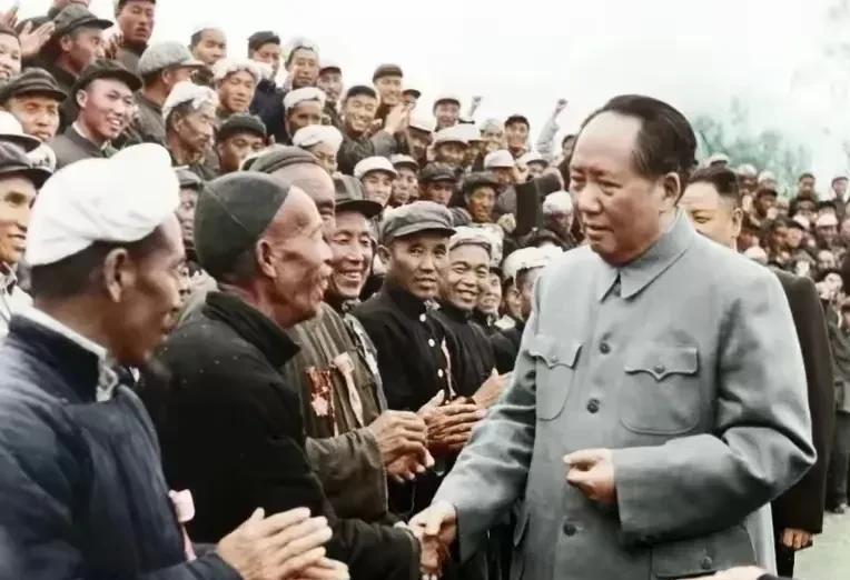 路线：走群众路线；
方针：以经济建设发展为中心；
政策：进行改革开放政策。