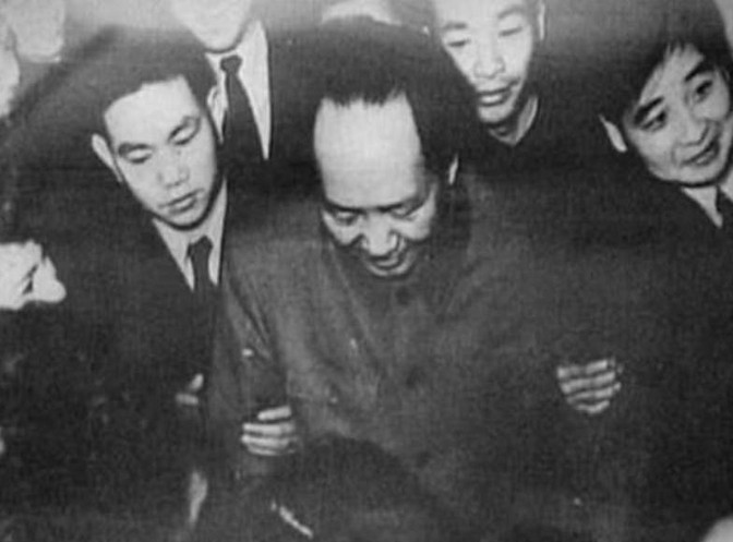 1970年，毛主席刚到天津，却并未在前来接待他的队伍里看到那个熟悉的身影。
李银