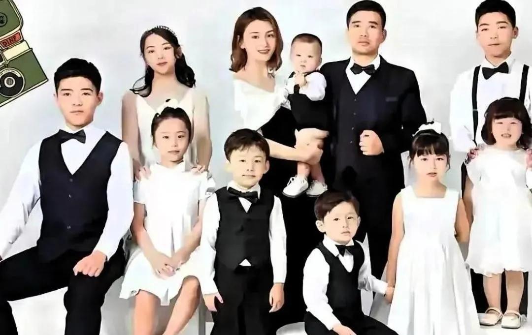 今天给大家讲个传奇故事！
赵万龙，万正电源集团董事长，13年连生9子，这生育能力
