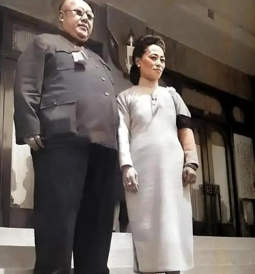 1956年，逃到美国的马鸿逵，挺着臃肿的身躯，细细品味着小妾精心烹制的奶酪。
