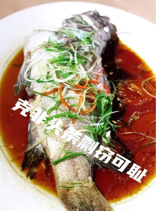 我今天比较困惑，想做条清蒸鱼吃，附近能买到的鱼，有鲅鱼，黄金鲅鱼，野生小海鲈鱼，