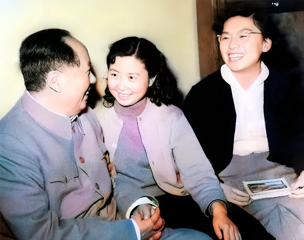 这是毛主席与莫斯科大学的中国留学生谈话。中间的这位留学生名叫苏红，另一位戴眼镜的