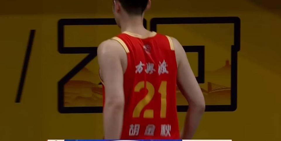 绝对是魔咒！胡金秋再次受伤！独自返回更衣室！
季后赛8进4广厦对阵青岛的G5关键