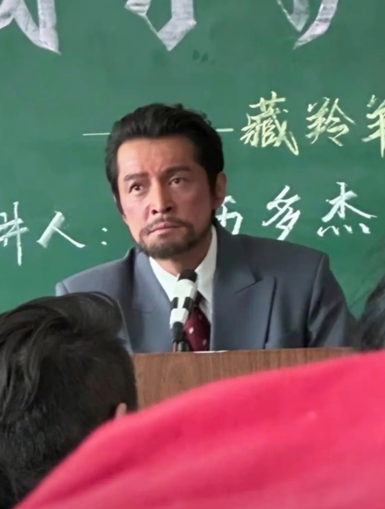 这居然是胡歌！！！还以为是金刚狼
论演员的多样化 ，真牛
谁敢信这是风靡上海滩的