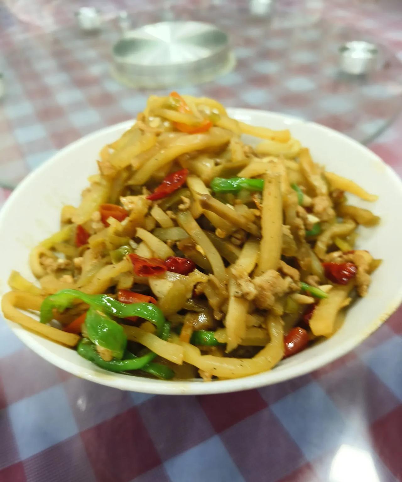 回老家了，觉得什么都好吃。
从2003年到河南上大学开始，家乡就离我越来越远了。