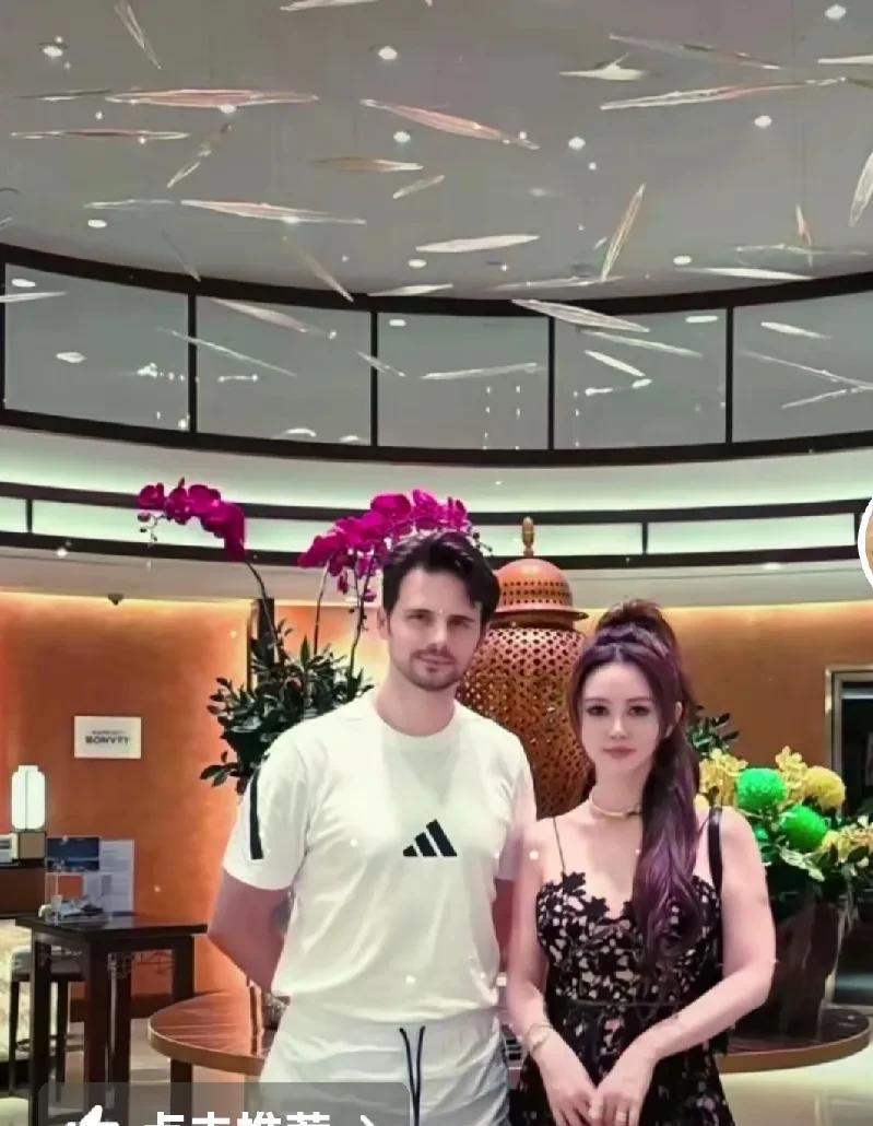 盈公主和阿迪终于同框了！虽然还不算亲密，但比两个人整天吵架强。



近日，这对