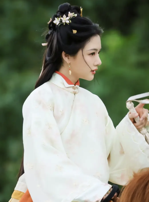 任敏白色汉服骑马美照 侧颜尽显恬静温柔
