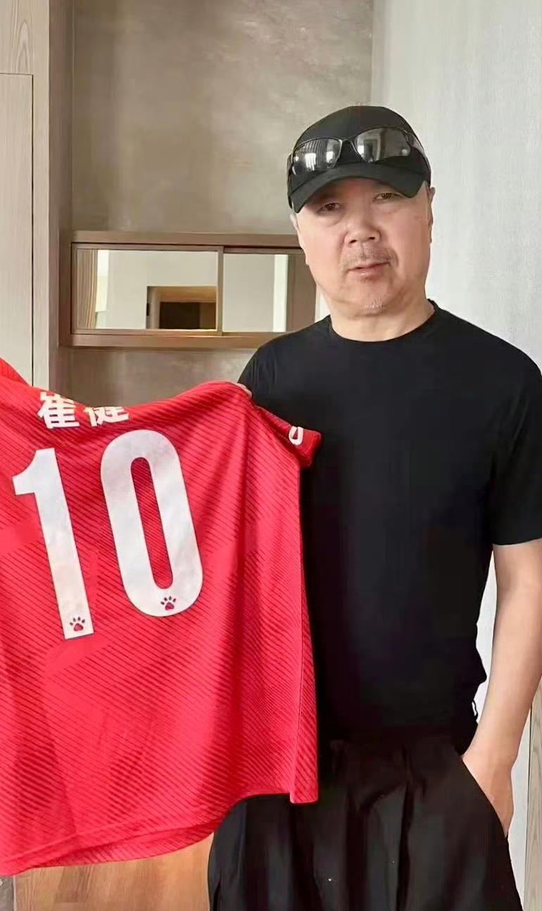 白岩松穿9号最合适——文艺老炮的“冷面射手”！
崔健10号当仁不让（摇滚灵魂+中