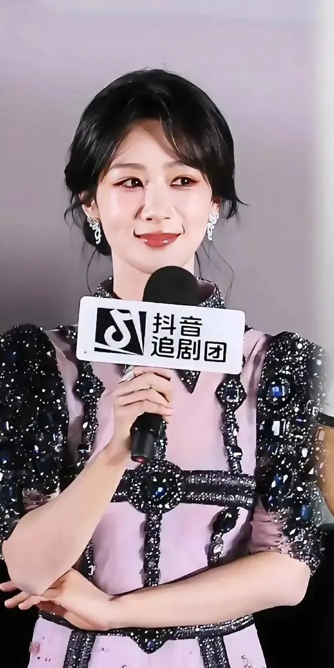 为什么有钱人追不到杨紫？首先杨紫不缺钱。

咱就说现在这娱乐圈，有钱人追星追