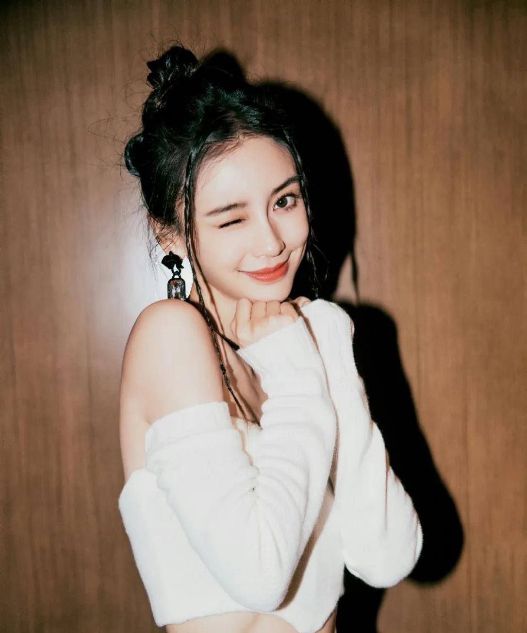 #Angelababy独自带小海绵回香港# 网友遇见，Angelababy大包小