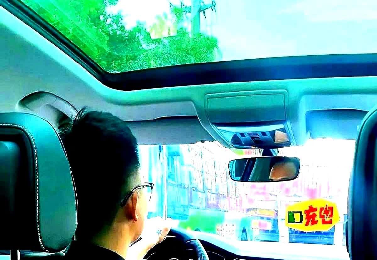 我爸开了几十年车，教了我不少超实用的开车窍门

有件事我爸反复强调得用身体记