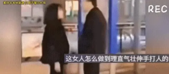 女子先动手打了男子一个耳光

菜市场门口昨个闹得人仰马翻。穿红裙子的女士边骂边甩