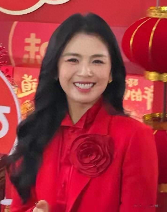 刘涛阿里园区直播亮相 红色造型气场十足 面部状态略显疲惫