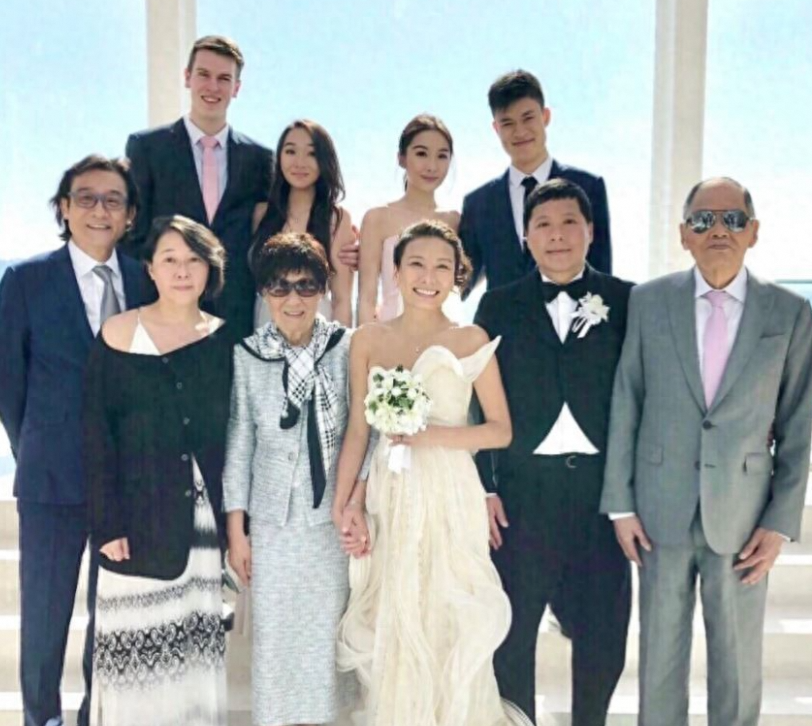 梁家辉女儿晒8个月大女宝，影帝外孙女样貌公开