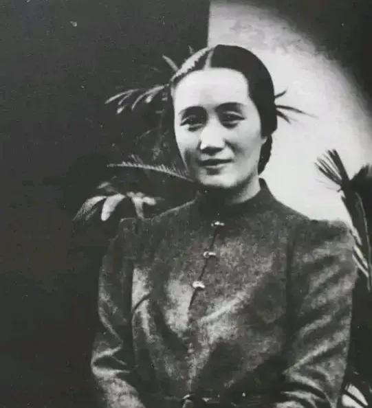 1935年，杜月笙带领手下去最火的锦江川菜馆吃饭，但这个菜馆有个规定:无论客人身